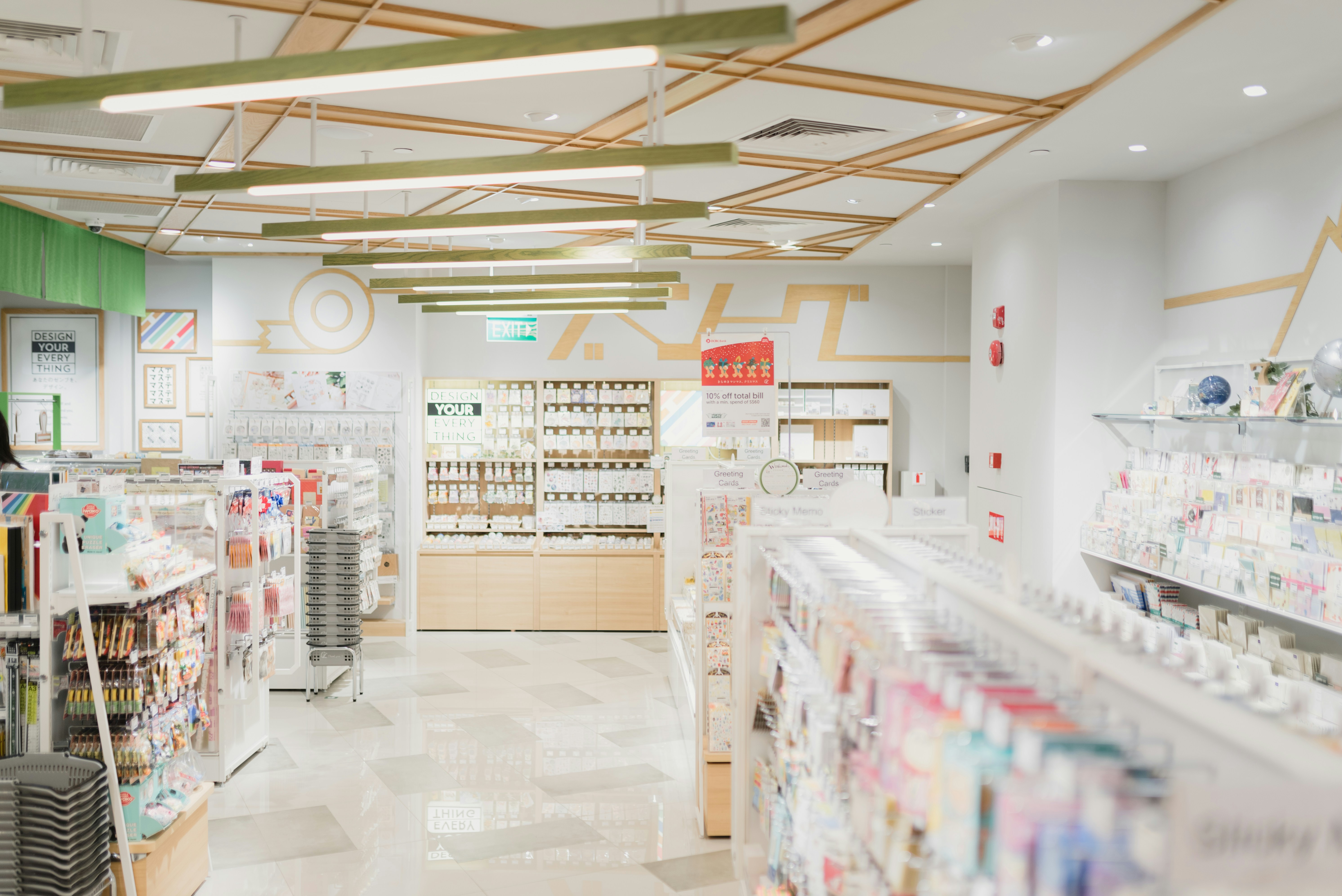 Farmacia con amplia variedad de medicamentos