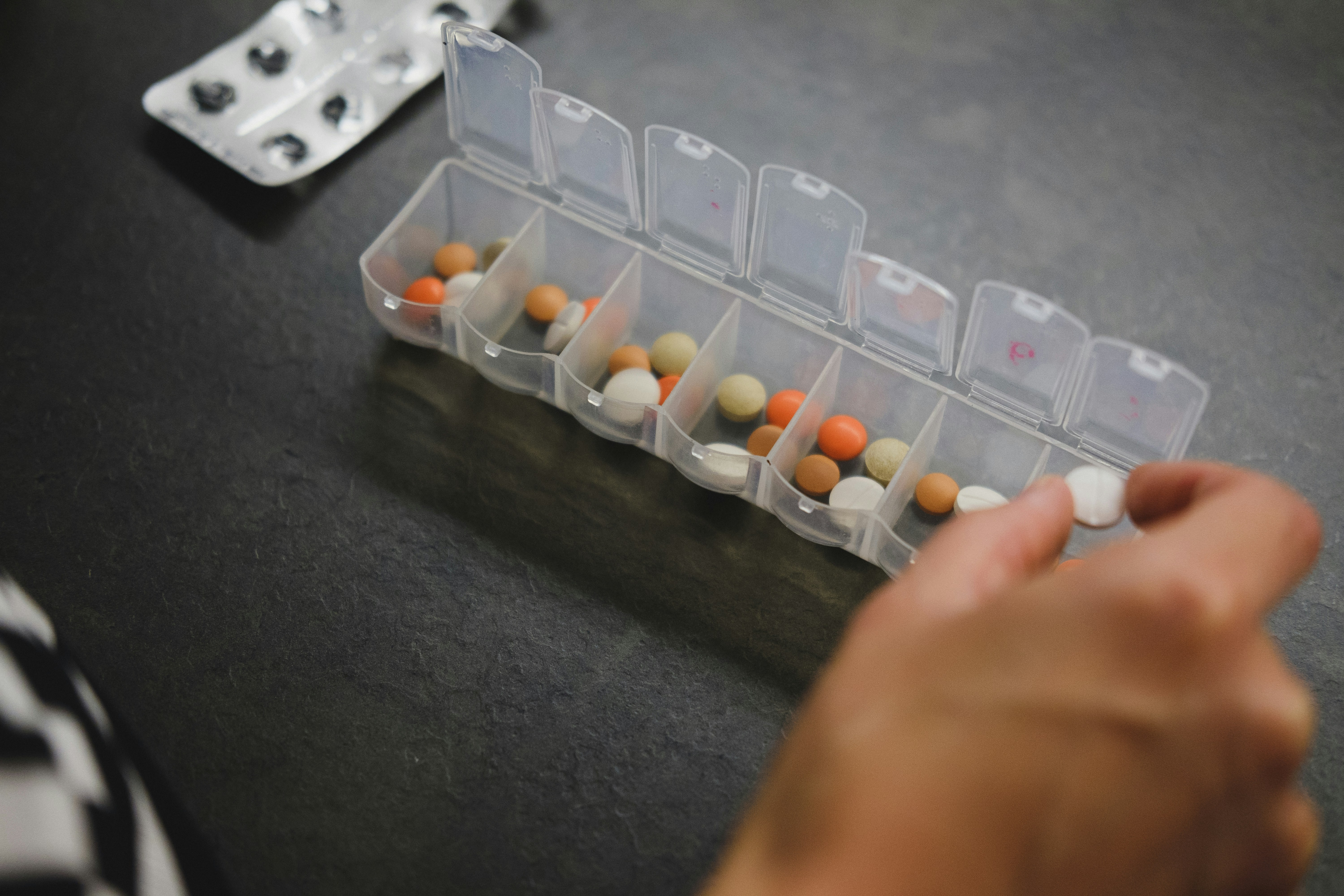 Paciente tomando sus medicamentos